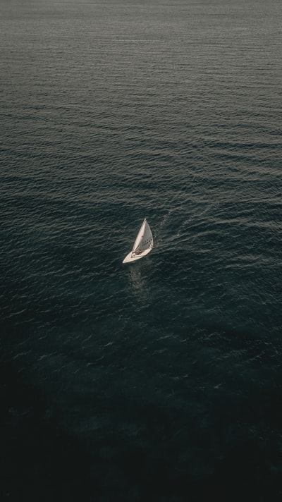 水面上的白色帆船